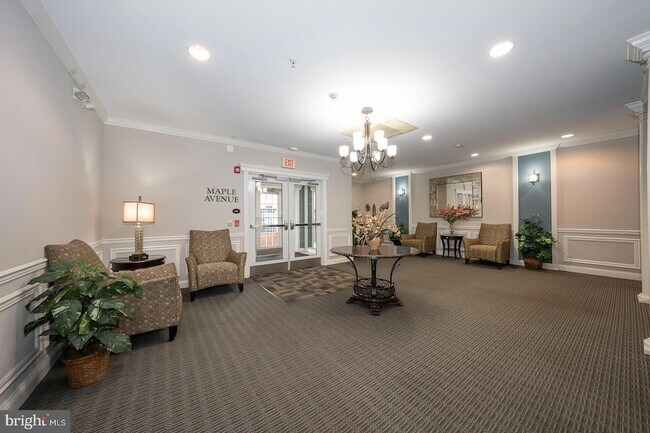 Building Photo - 300 W Elm St