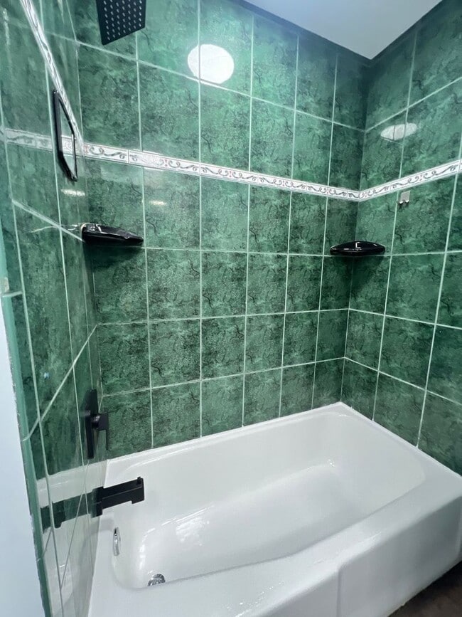 Building Photo - Move-In Ready 6-Bedroom Home in Raytown