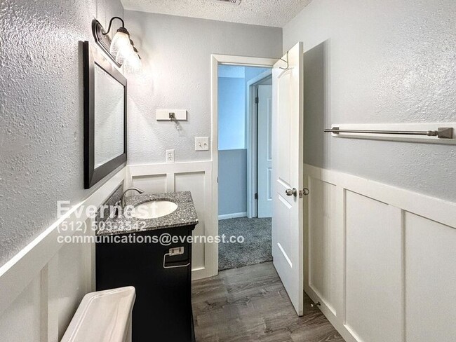 Building Photo - 10905 Elm St