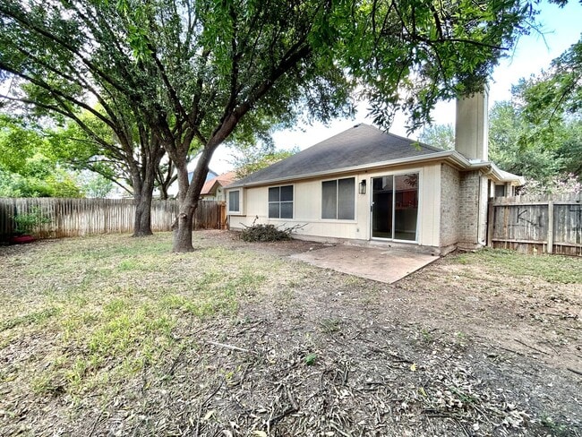 Building Photo - 3/BR 2/BA Home with Natural Light, Big Bac...