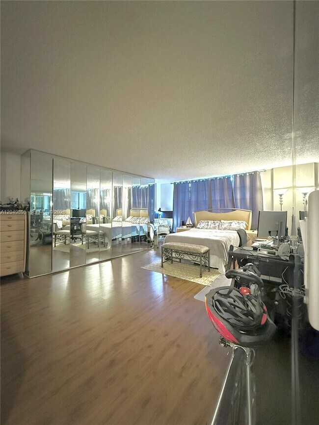 Building Photo - 10000 W Bay Harbor Dr