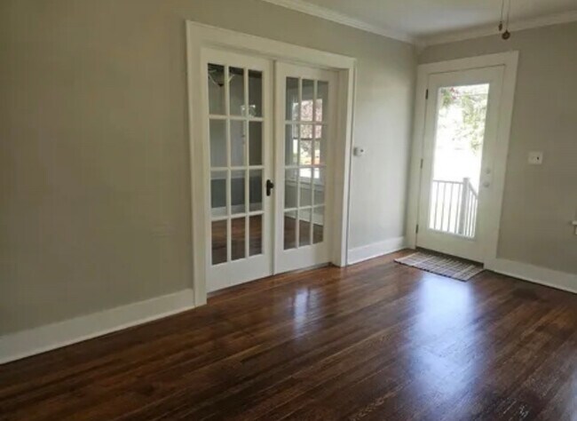 Building Photo - 719 S Market St