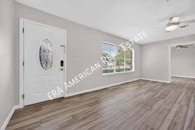 Building Photo - 614 Merioneth Dr NE