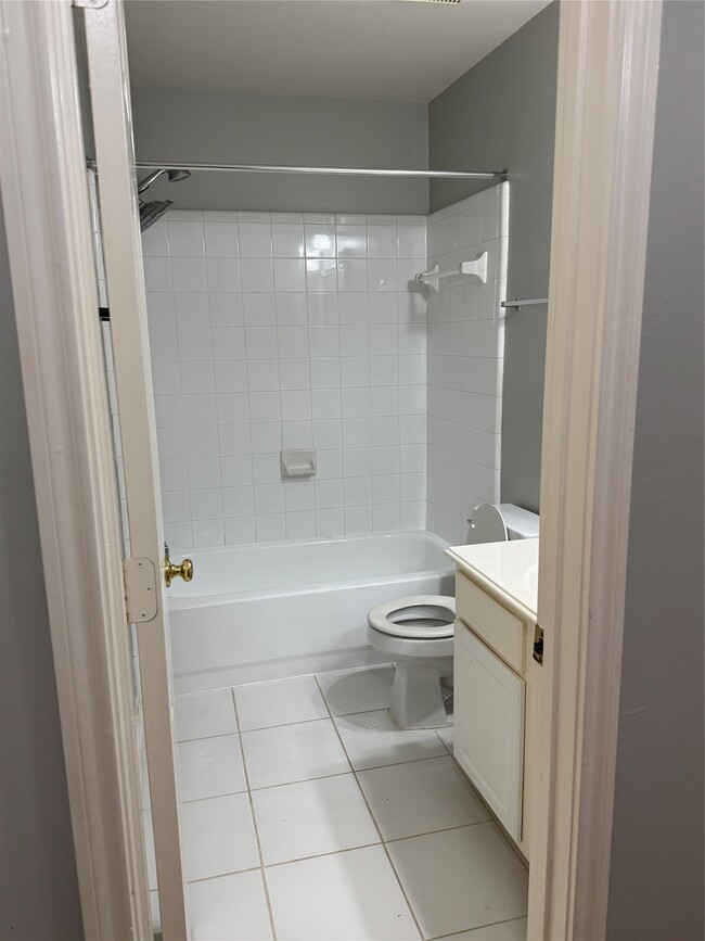 Building Photo - 226 S Walden Elms Cir