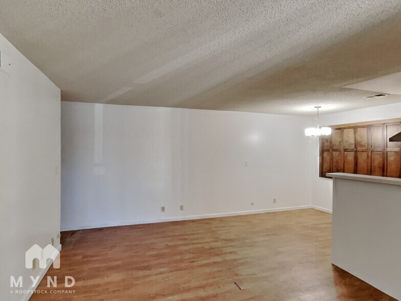 Building Photo - 5515 Spinnaker Dr