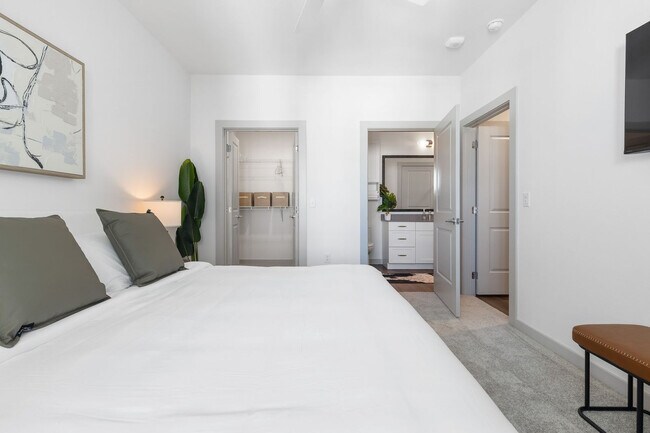 Building Photo - 1301 Leah Ave