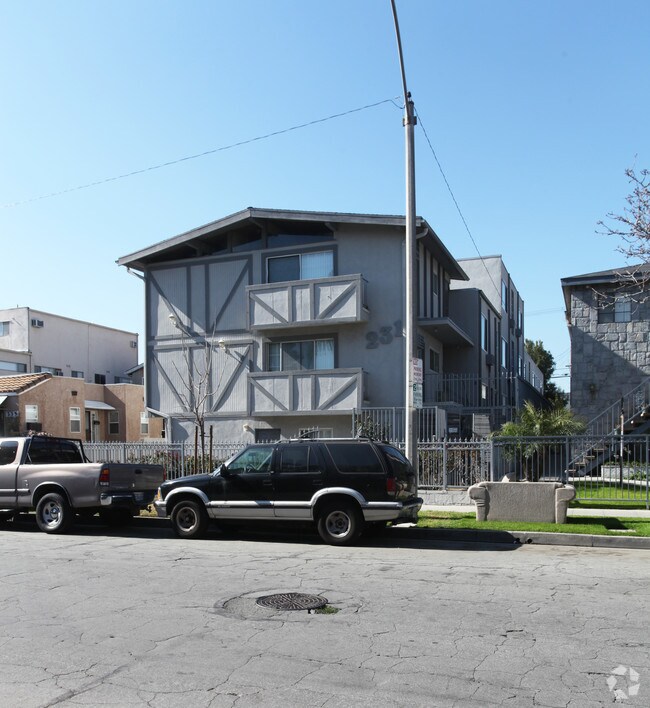 Building Photo - 231 W Tujunga Ave