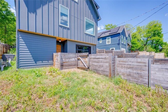 Building Photo - 1208 Luna St