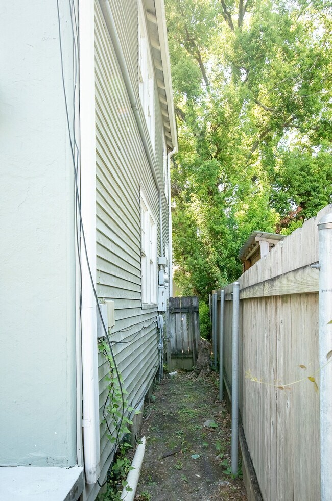 Building Photo - 2015 S Rendon St