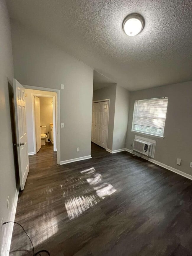 Building Photo - 1 Bedroom Apartment with a Bonus Loft