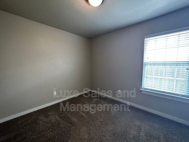 Building Photo - 737 SW 13th St