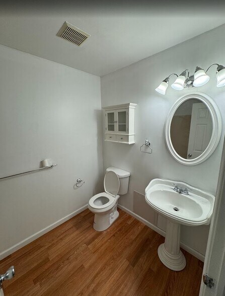 Main Full Bath (1) - 750 E Marshall St