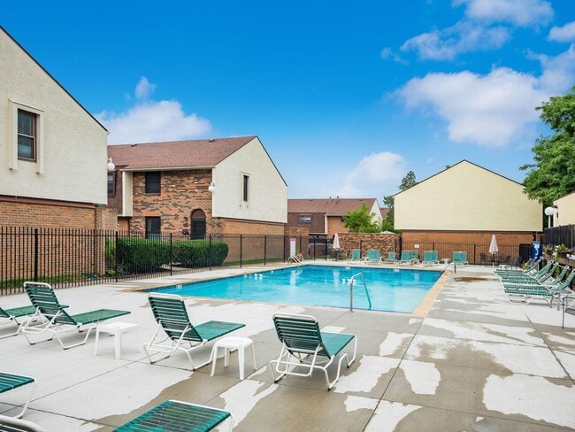 Building Photo - 1865 Willoway Cir N