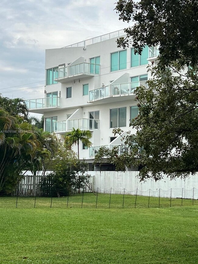 Building Photo - 1650 Brickell Ave