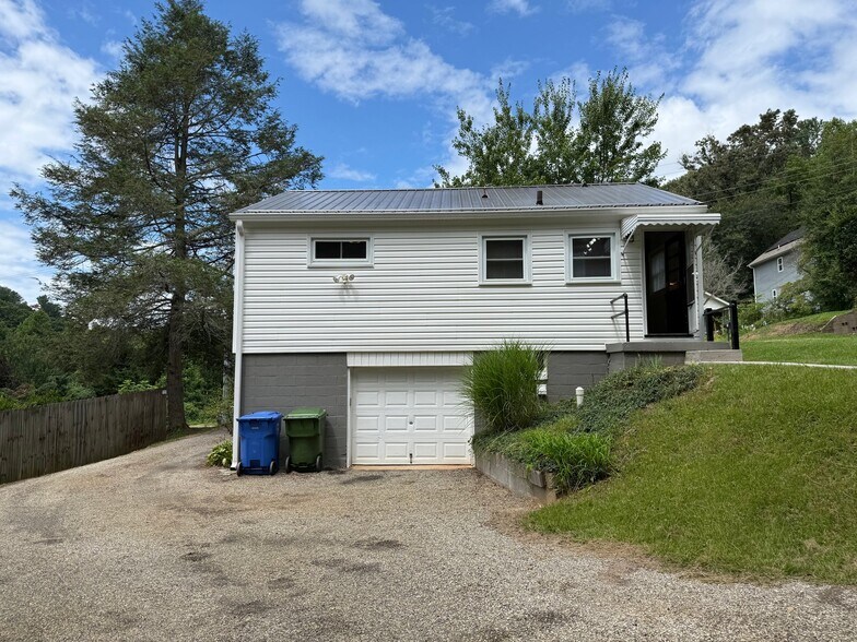 Building Photo - 7 Robinwood Ave
