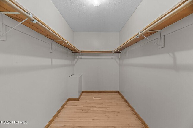 Building Photo - 506 River Rd