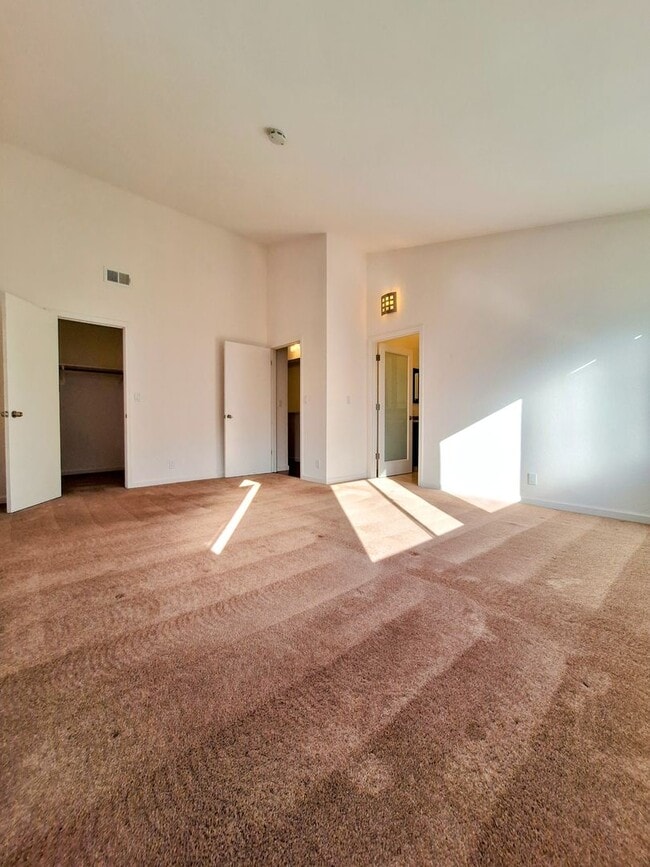 Building Photo - Beautiful 2bd Townhouse With Attached Garage, Private Patio, Pool/Hot Tub, & Clubhouse!