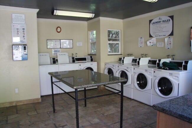 Building Photo - Available now! Studio apartment!