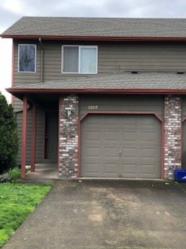 Building Photo - 2609 S Cloverleaf Loop
