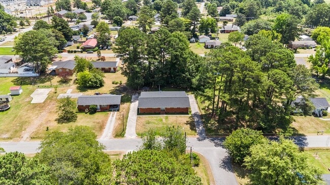 Building Photo - Updated Two Bedroom near Downtown Smithfie...