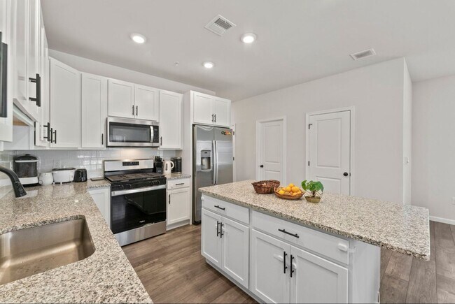 Building Photo - Elegant 3-Bedroom Home in Isaac Court. Available the Second Week of October!