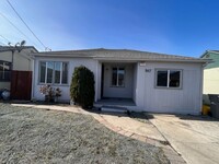 Building Photo - Two Bedroom House w/Bonus Room