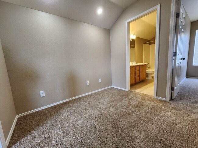 Building Photo - Charming 3 bedroom home with great curb ap...