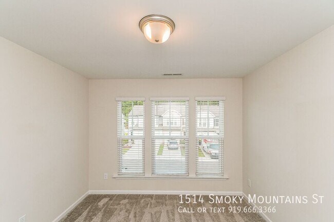 Building Photo - 1514 Smoky Mountains St