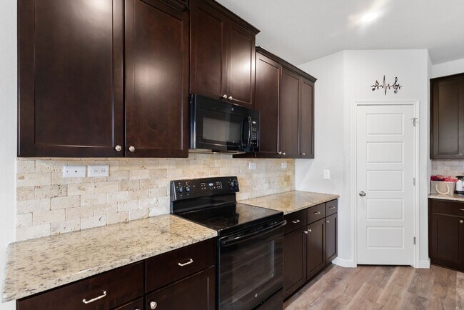 Building Photo - 4 Bedroom/2.5 Bath Paloma Subdivision