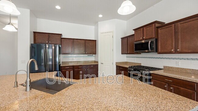 Building Photo - 937 N Gomez St