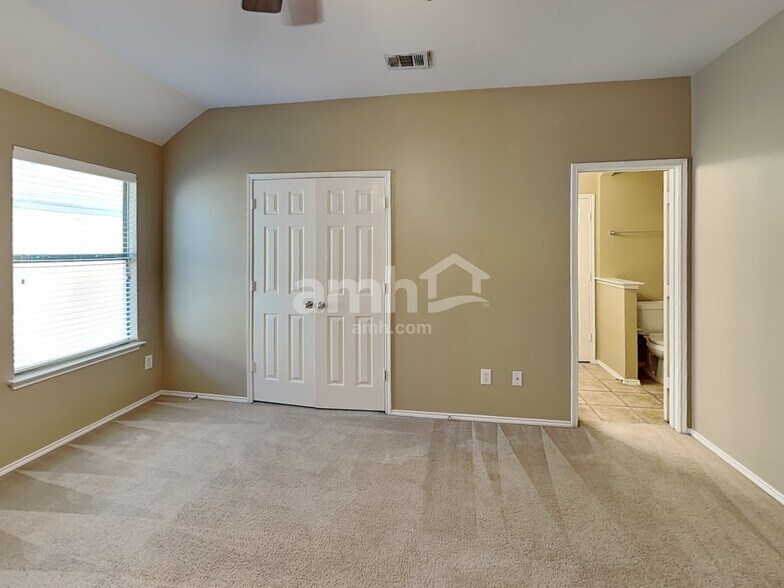 Building Photo - 721 Hickory Ln