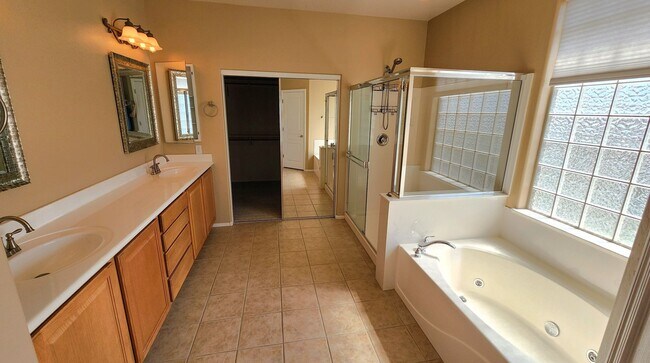 Building Photo - 4 Bedroom Home in the Sun Grooves Communit...