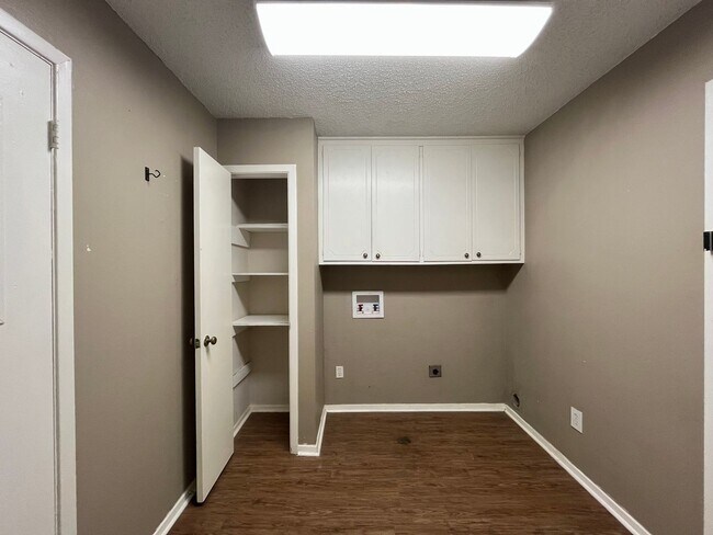 Building Photo - 3512 Glendale Dr
