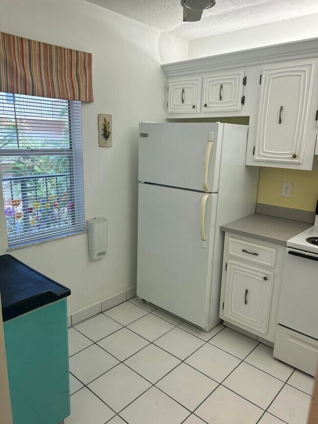 Building Photo - 2801 Somerset Dr