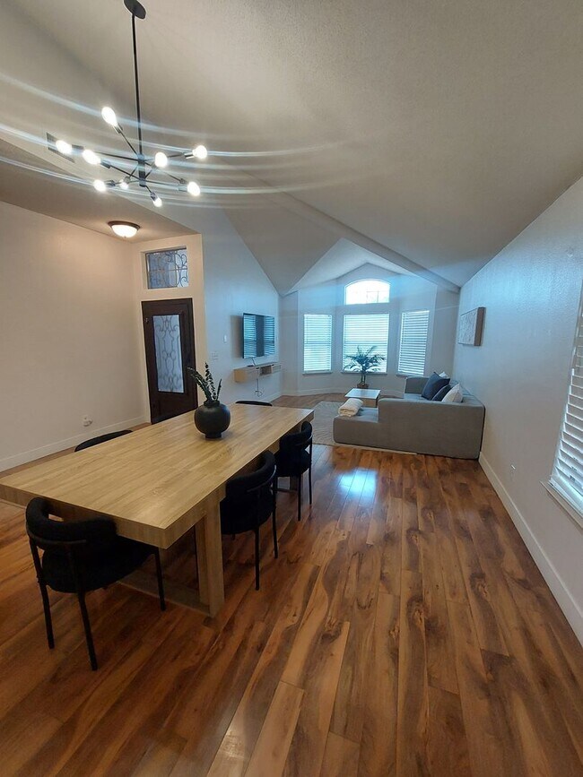 Building Photo - 4 BEDROOM 2 BATHROOM HOME 3 CAR GARAGE HOM...