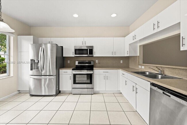 Building Photo - 2779 SW 82nd Ave