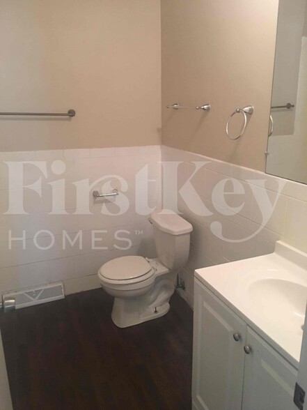 Building Photo - 410 S Villa Ave