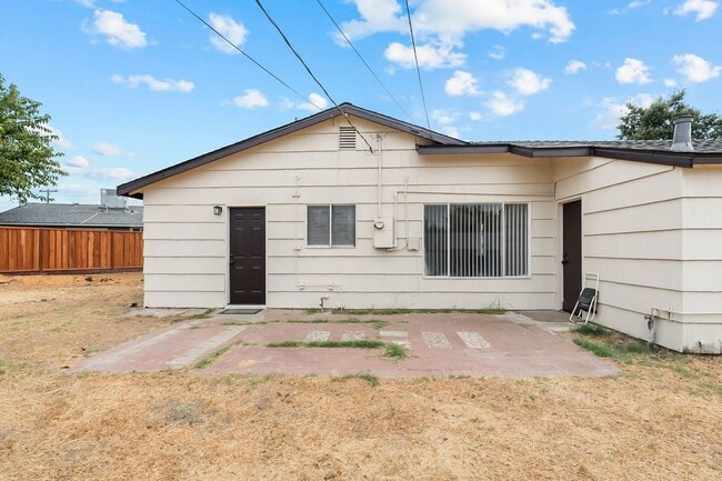 Building Photo - Charming 3BR, 1BA House with Private Backyard