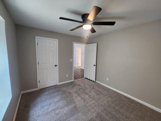 Building Photo - Renovated 2 bedroom 1 bath duplex unit with updated floors, bath, and kitchen!!