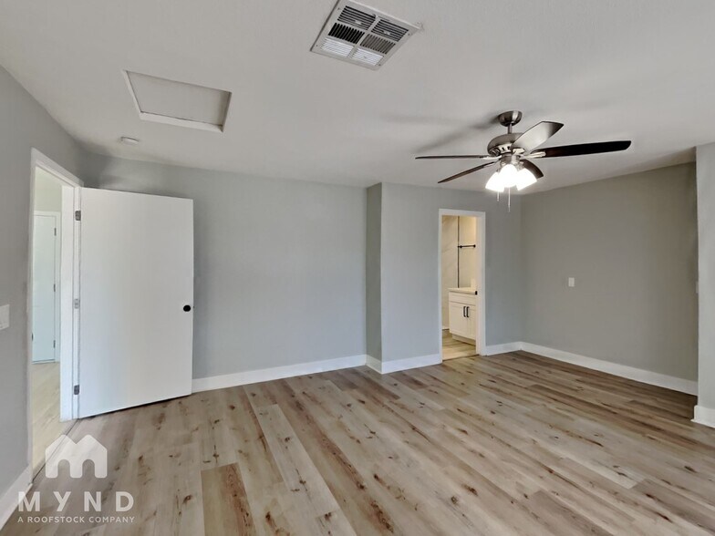 Building Photo - 3112 E Vegas Valley Dr