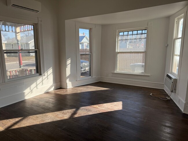 Building Photo - 2 Week Free Move-In Special! Charming Renovated 1BR Near The Pearl & River Walk