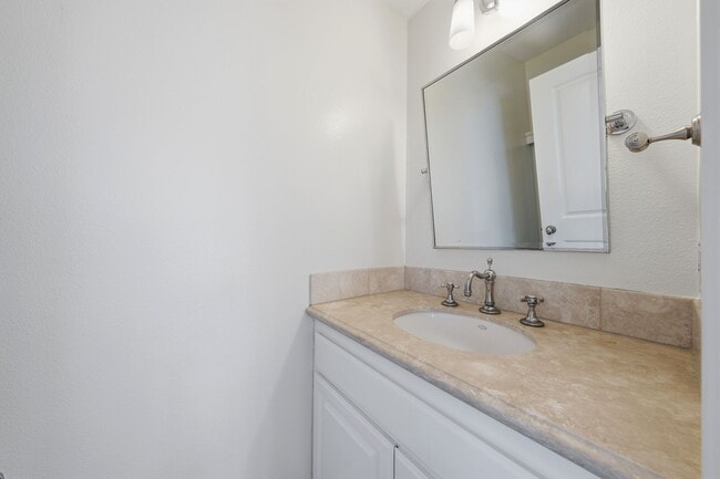 Building Photo - Premier Location in Corona Del Mar for 12-Month Lease