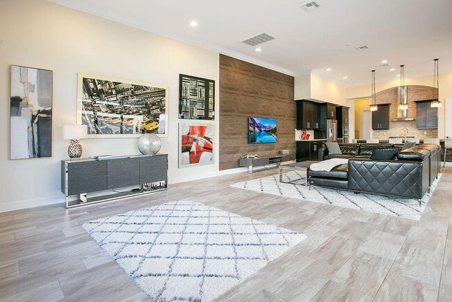 Building Photo - 8455 Via Vittoria Way