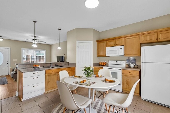 Building Photo - 2 bed, 2.5 bath pet friendly apartment for...