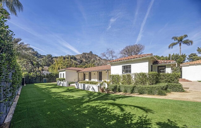 Building Photo - 1720 Coldwater Canyon Dr