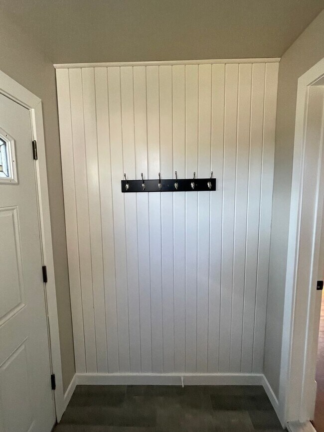 Building Photo - Newly Remodeled 2 Bed 1.5 Bath Home will Large Oversized 2-Stall Garage!