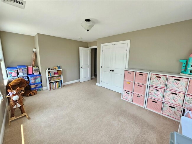 Building Photo - 18 Vanderbilt Ln