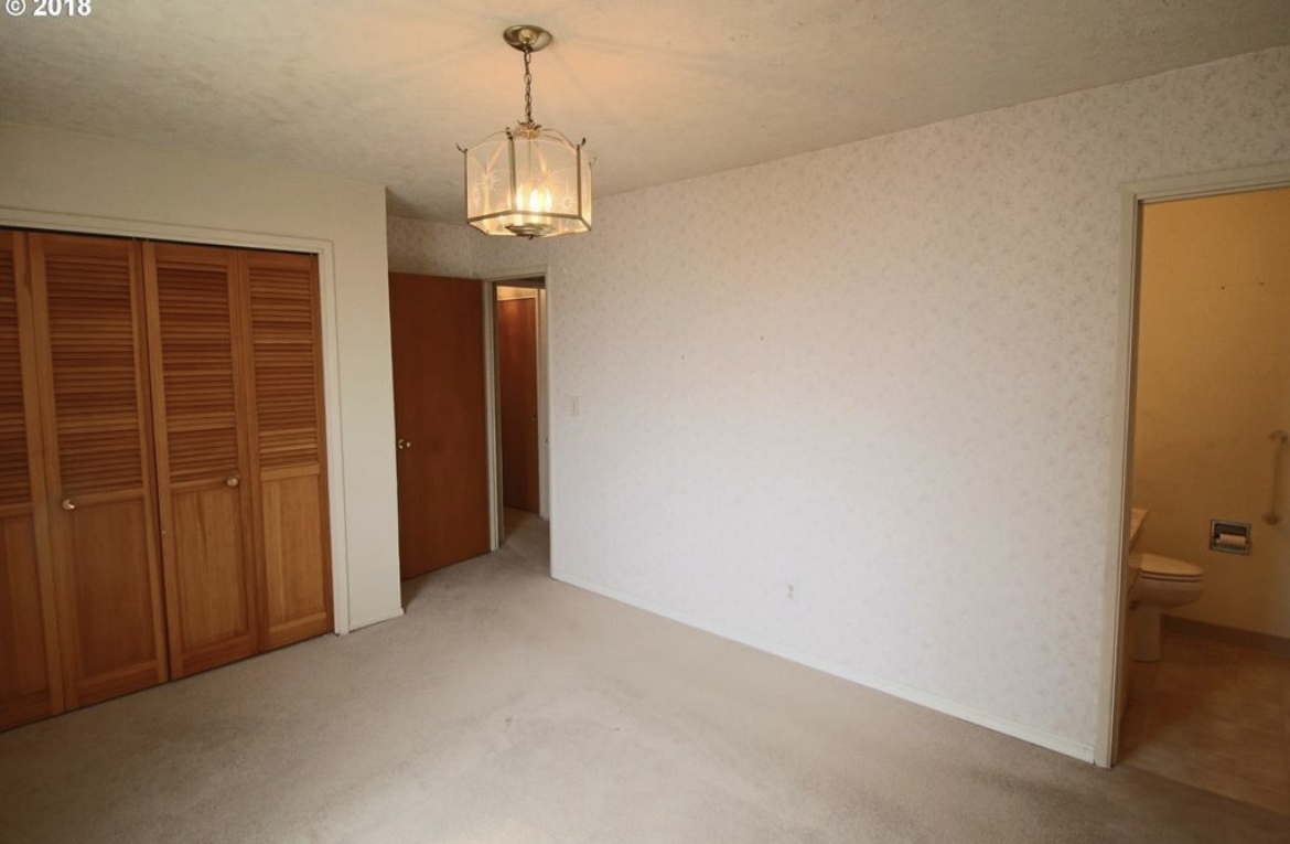 Bedroom with bathroom - 7212 N Hodge Ave