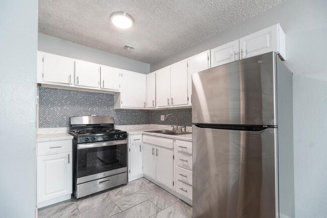 Building Photo - 1420 N Moline St