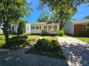 Building Photo - Two bedroom ranch in Bustling Warren